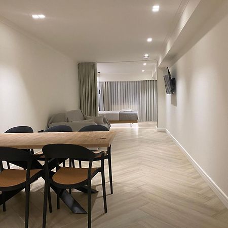 アテネ Triple A - Near Ermou Shopping Street - Family Hospitality - Free Parking!アパートホテル エクステリア 写真