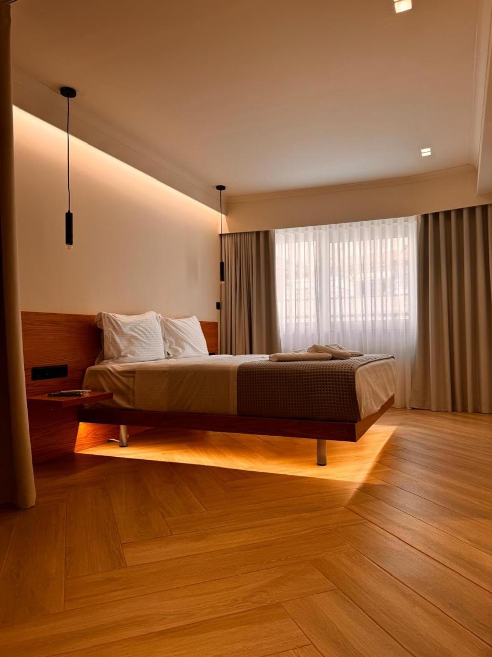 アテネ Triple A - Near Ermou Shopping Street - Family Hospitality - Free Parking!アパートホテル エクステリア 写真