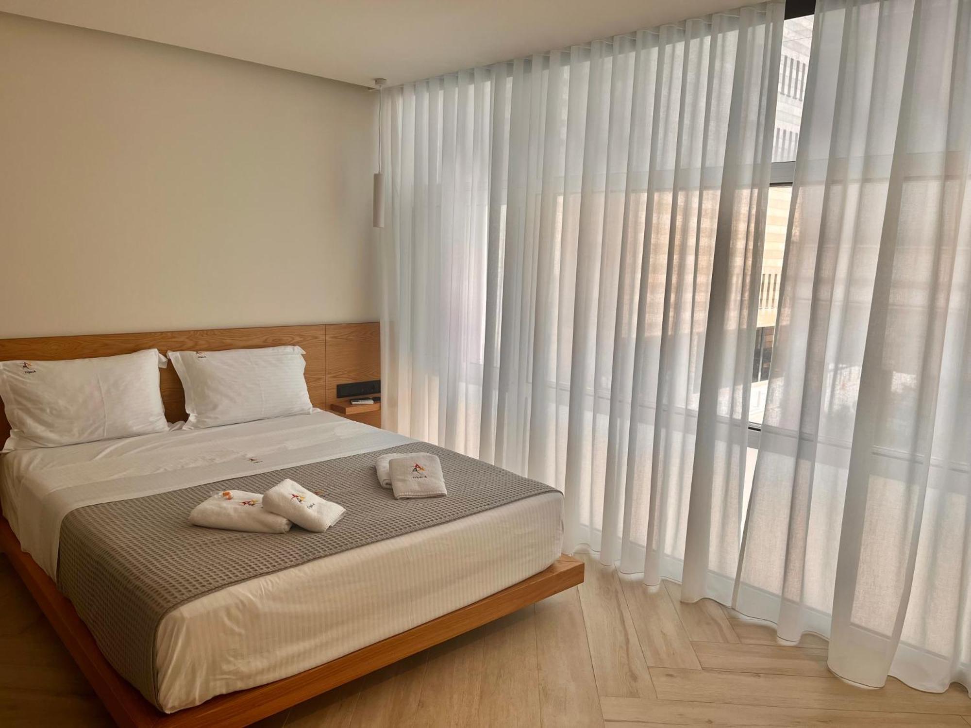 アテネ Triple A - Near Ermou Shopping Street - Family Hospitality - Free Parking!アパートホテル エクステリア 写真