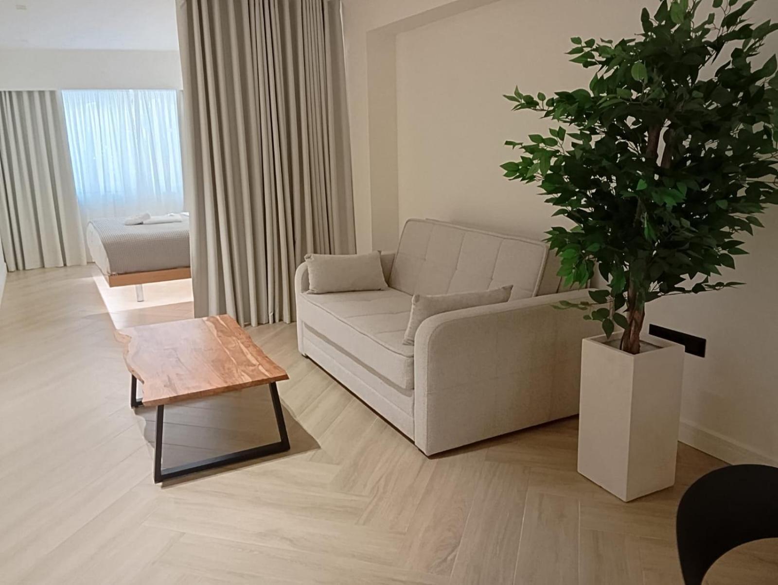アテネ Triple A - Near Ermou Shopping Street - Family Hospitality - Free Parking!アパートホテル エクステリア 写真